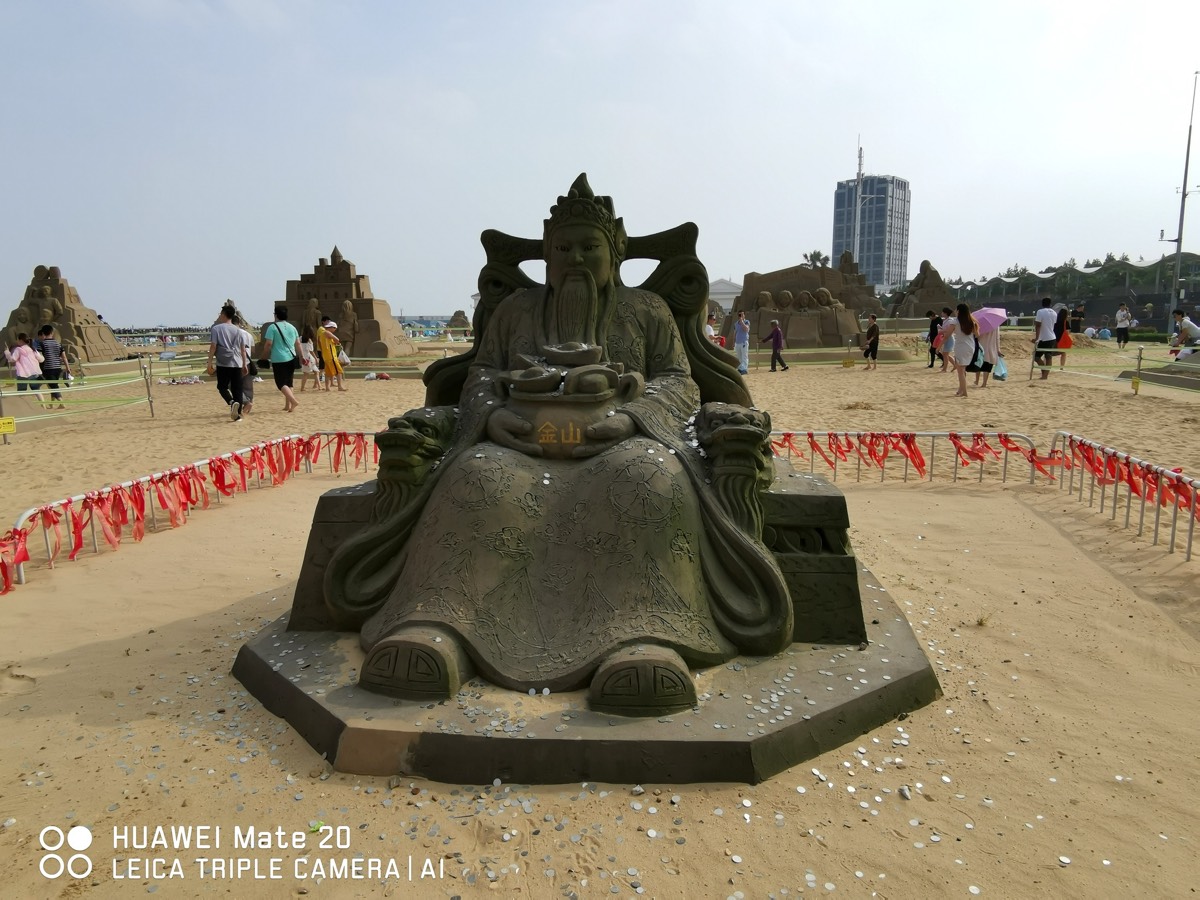 财神沙雕，双手捧聚宝盆刻「金山」二字，红绸围栏