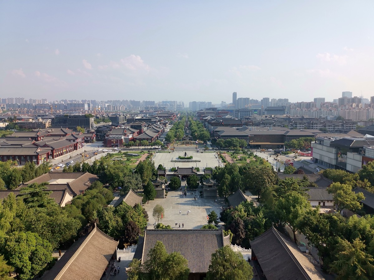 西安城俯瞰，古建与现代高楼交织