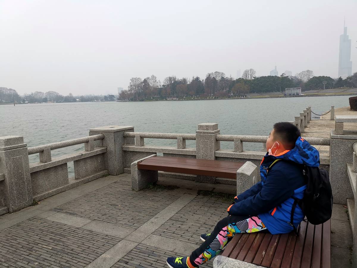 玄武湖 · 湖边少年