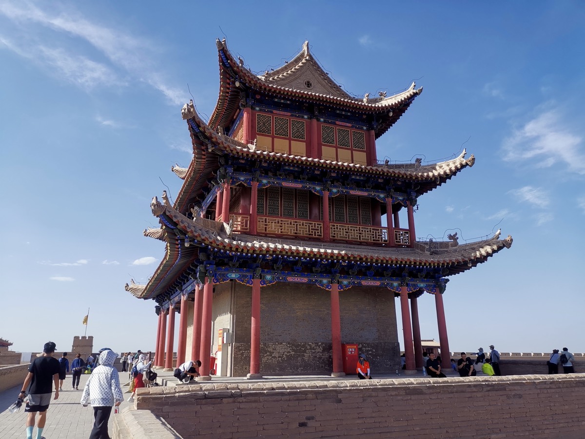 嘉峪关 · 城墙上的游人