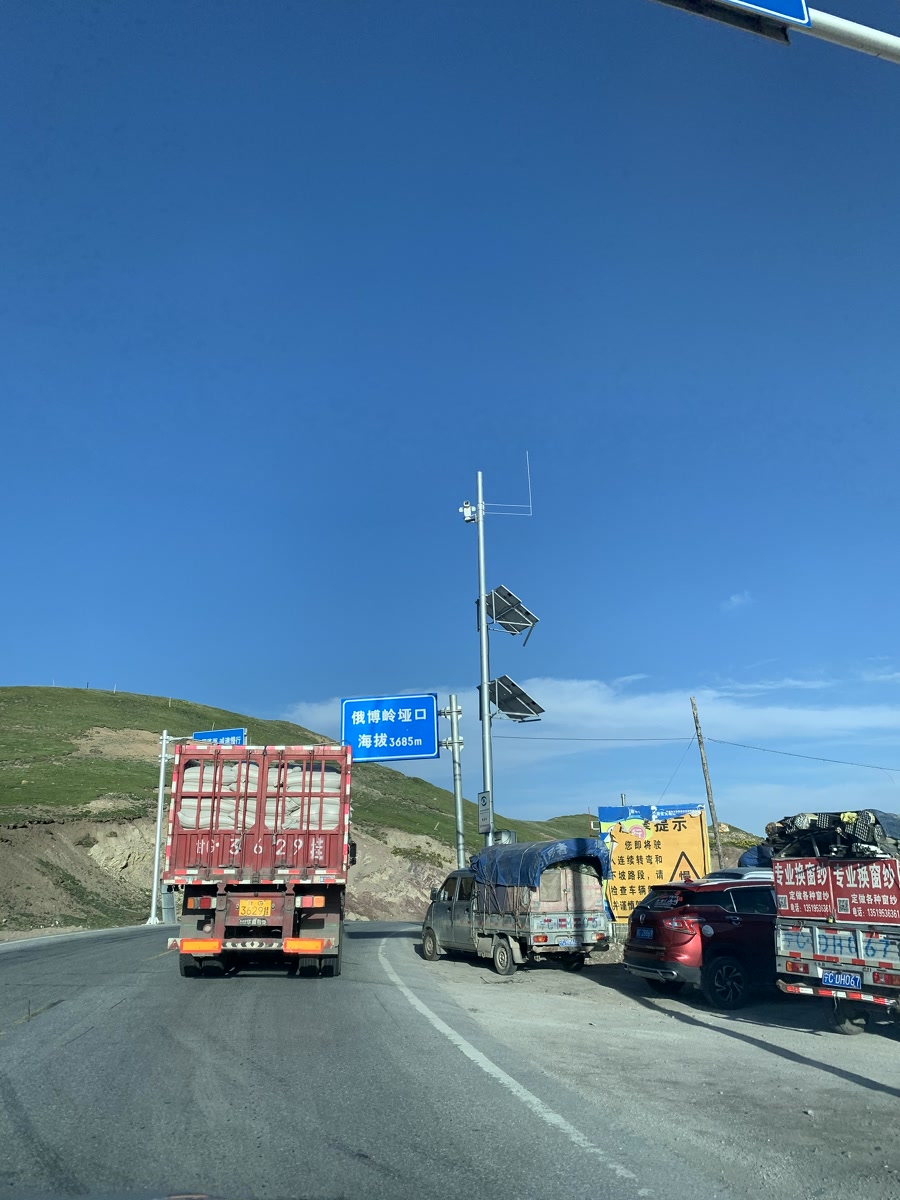 俄博岭垭口 · 路牌