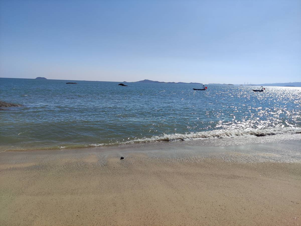 金黄沙滩与海上船只