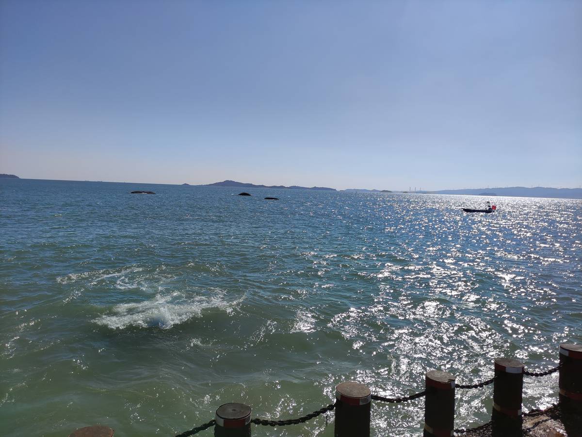 海边木栏杆与渔船