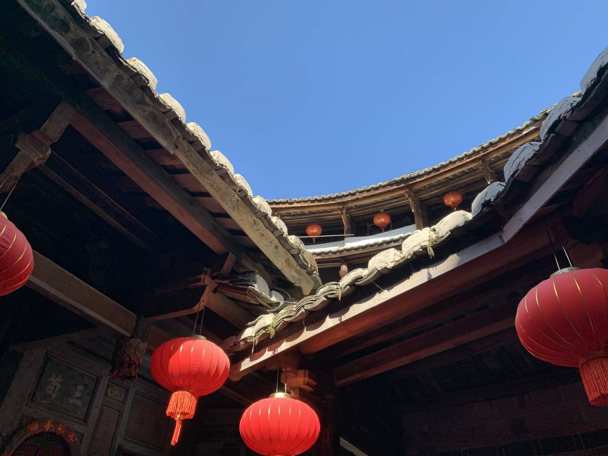 天井檐下的红灯笼
