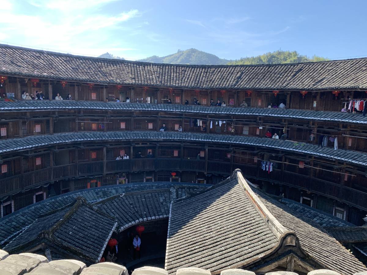 站在天井中央仰望