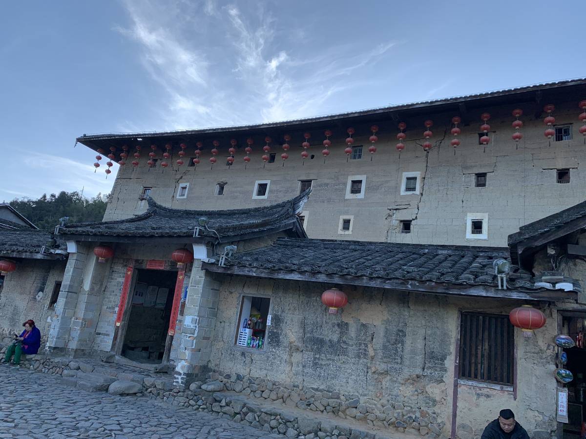 一楼门面连串红灯