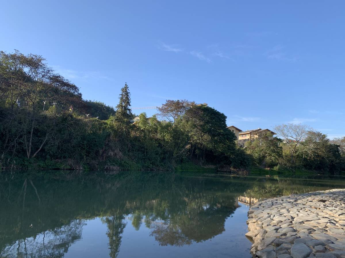 风水塘中的土楼倒影