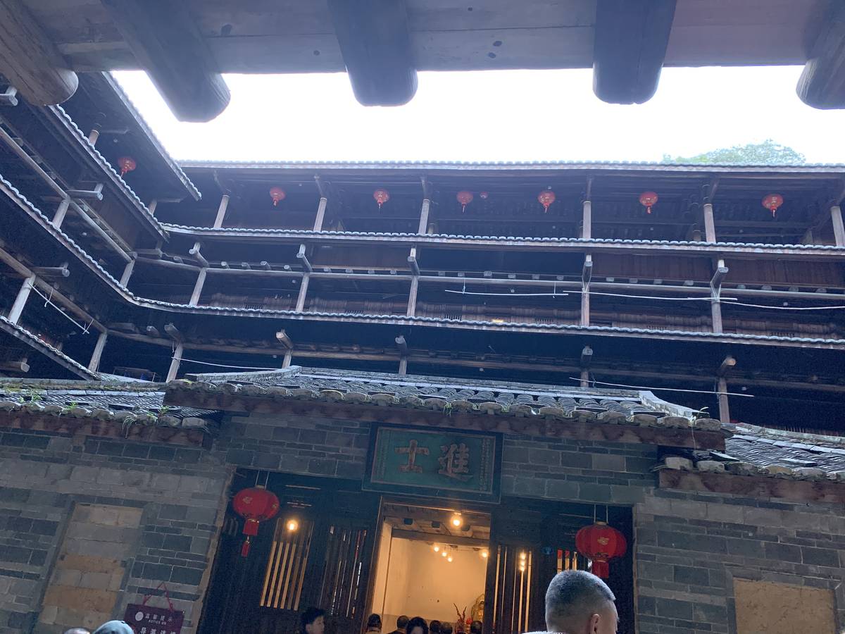 祖堂"进士"匾额下仰拍