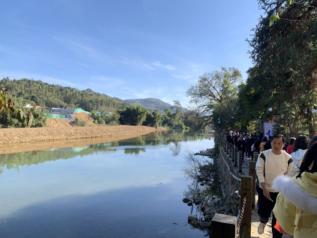 水边老树与土楼倒影