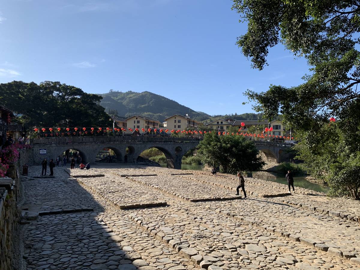 溪岸红灯笼倒影