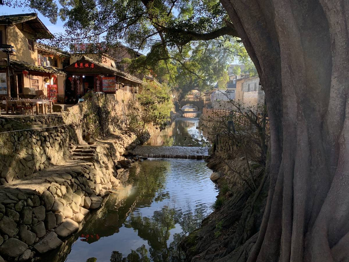 溪中石堰与土楼倒影