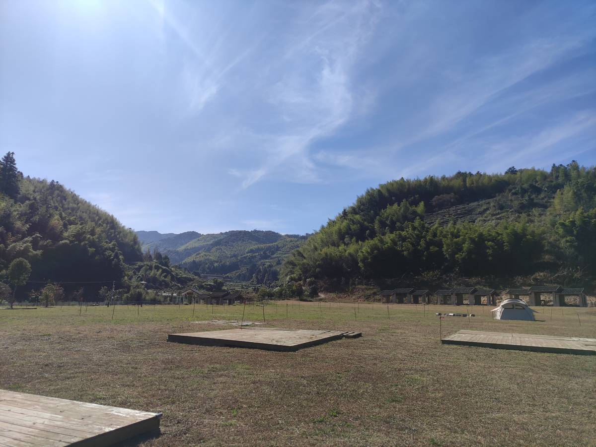 山谷里的土楼群