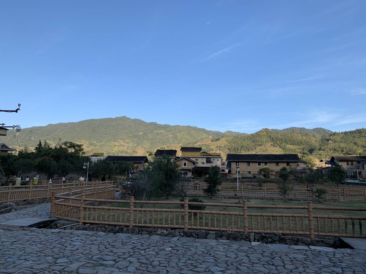 临水的木栈道与远山