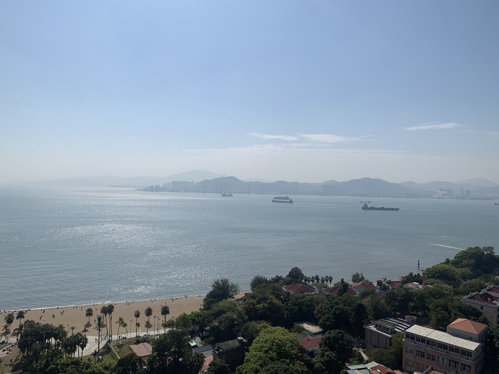 琴岛暖阳 · 海湾沙滩与远山