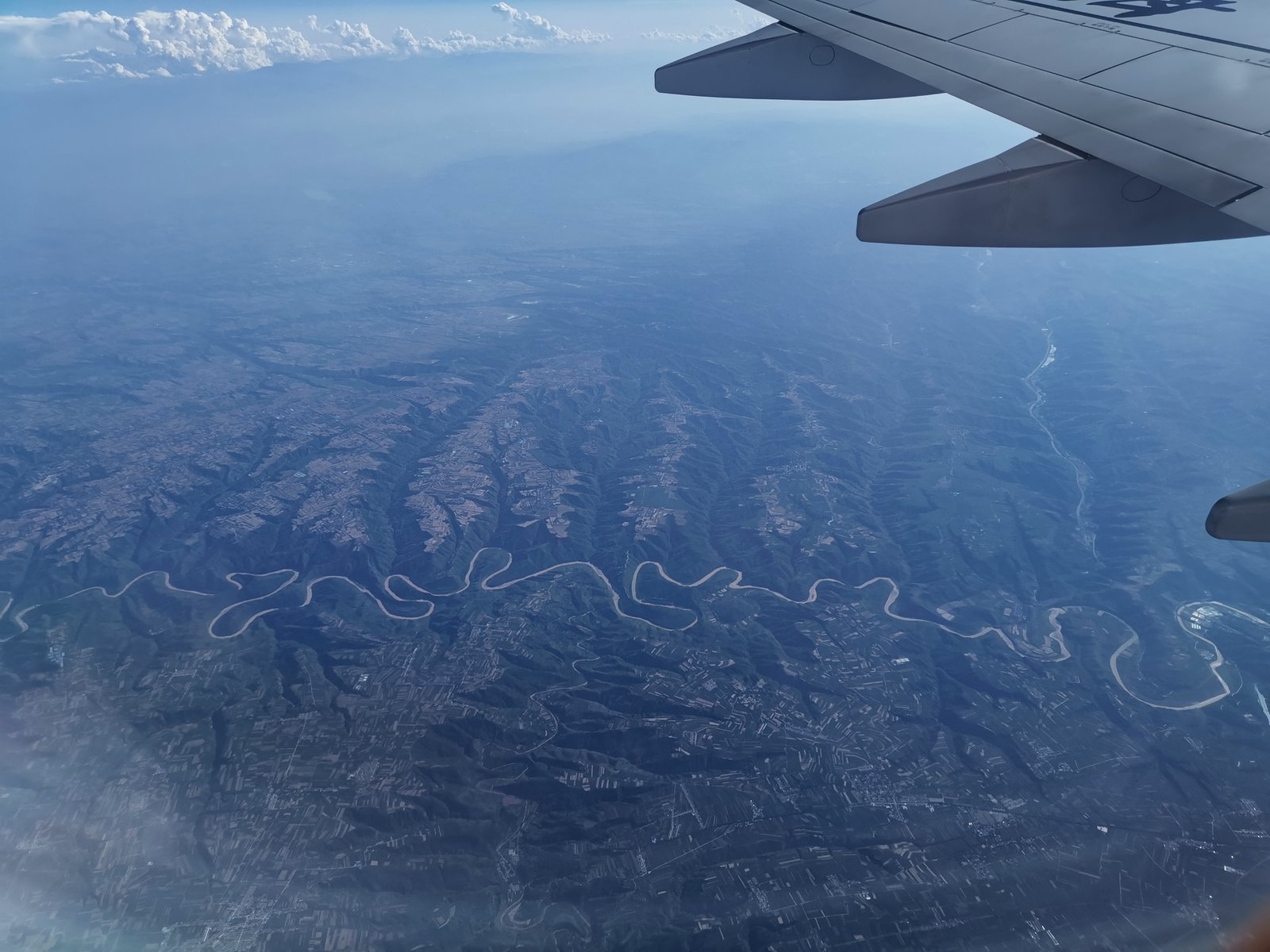 高空俯瞰 · 一条蜿蜒九曲的大河穿行山间