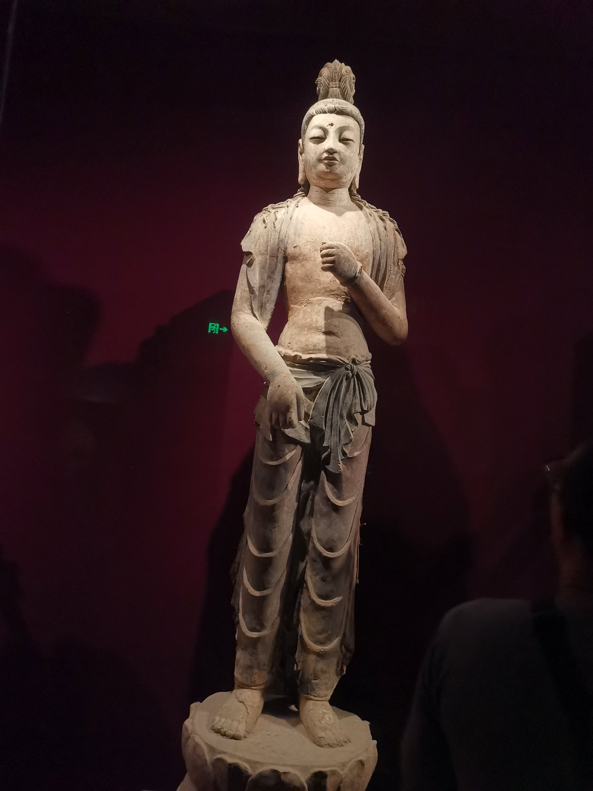 博物馆中一尊衣纹如水的高大立佛