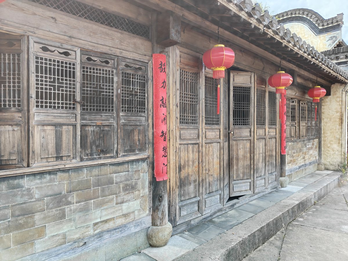呈坎 · 檐下灯笼与老屋
