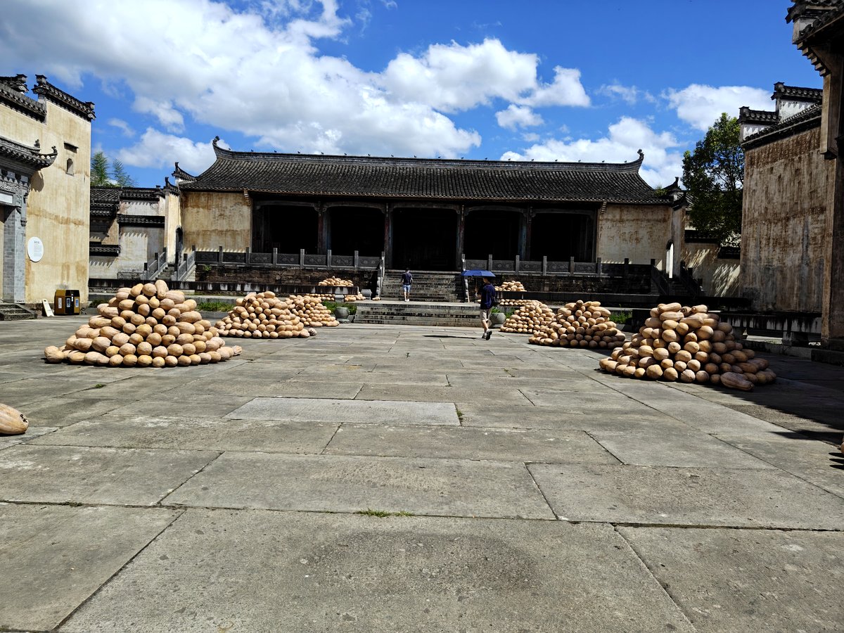 呈坎 · 宗祠院里晒南瓜