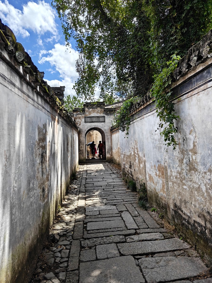 呈坎 · 窄巷与拱门