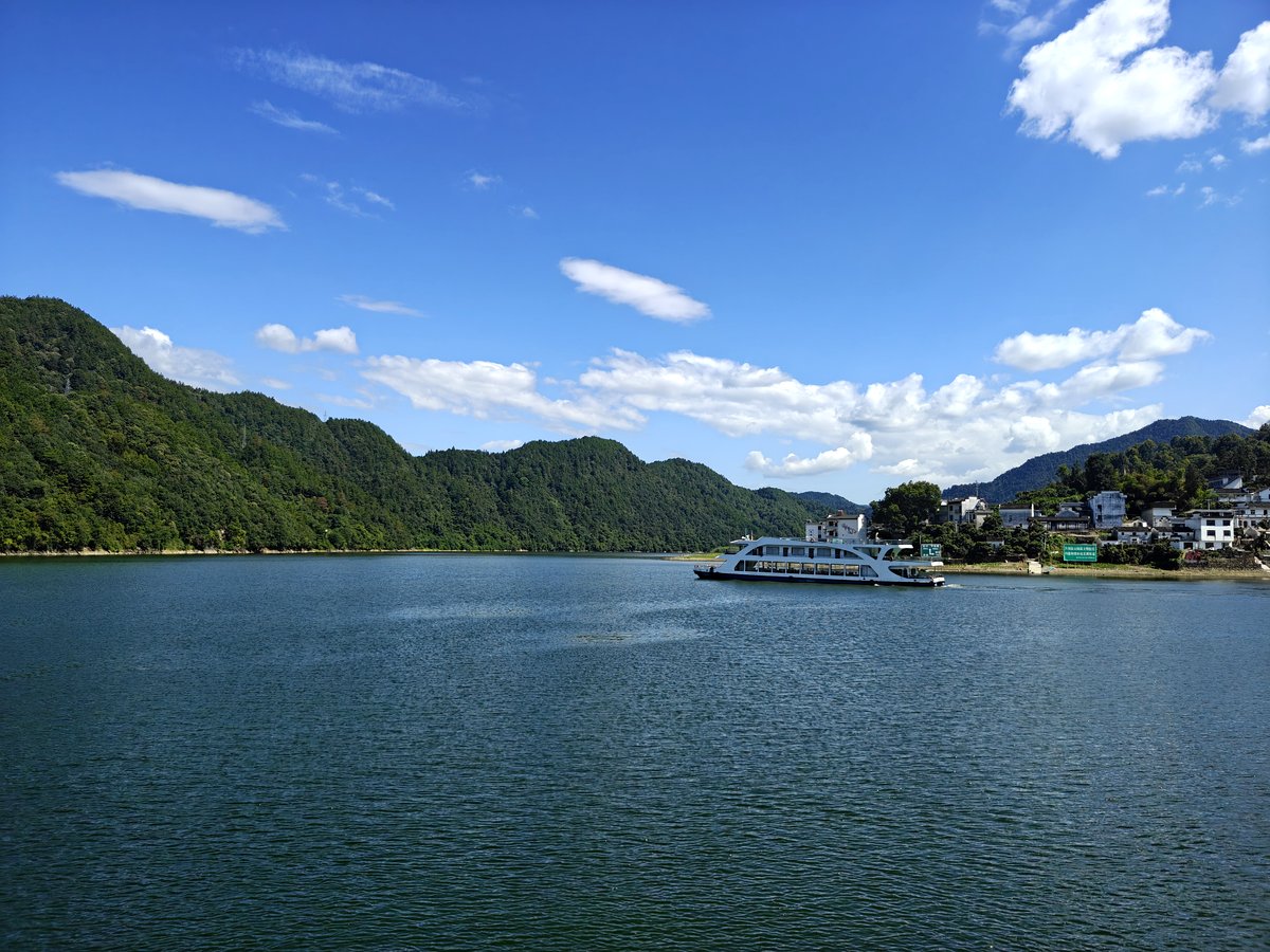 新安江 · 游船穿行画廊